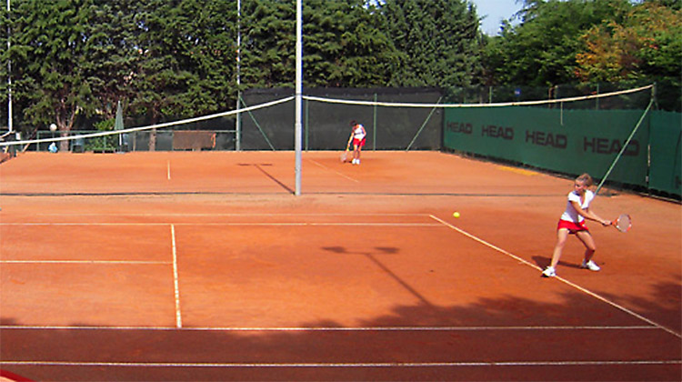 Play tennis on Elba Island